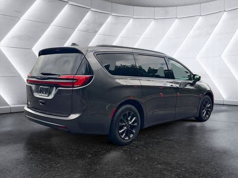 Used 2021 Chrysler Pacifica Touring w/ S Appearance Package FWD image 5
