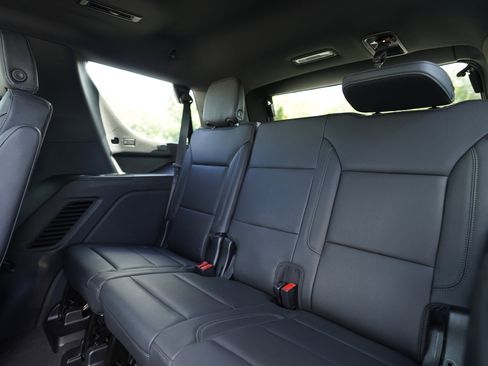 Used 2022 Chevrolet Tahoe LT w/ Luxury Package RWD image 12