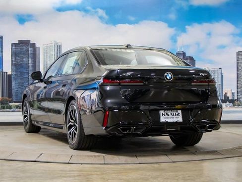 Used 2025 BMW 760i xDrive w/ Premium Package image 9