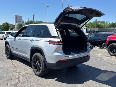 Used 2024 Jeep Grand Cherokee Altitude AWD/4WD image 16