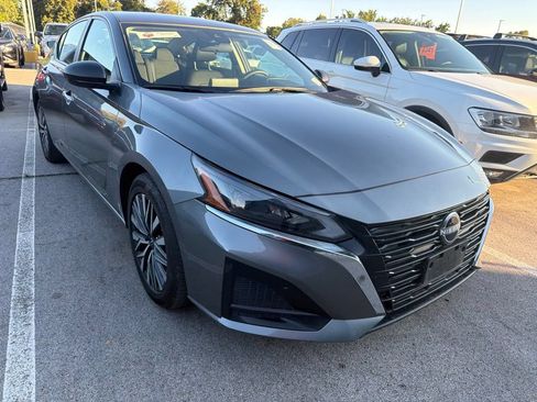 Used 2025 Nissan Altima 2.5 SV FWD image 3