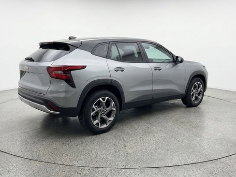 Used 2025 Chevrolet Trax LT FWD image 9