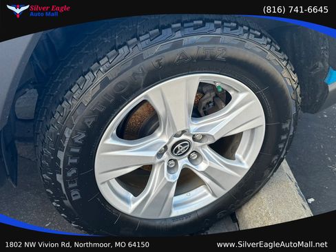 Used 2019 Toyota RAV4 LE AWD/4WD image 8