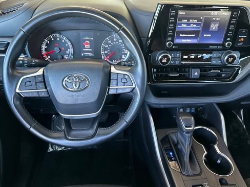 Used 2022 Toyota Highlander LE AWD/4WD image 17
