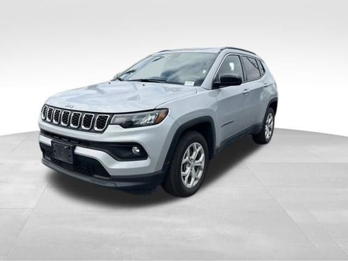 Used 2024 Jeep Compass Latitude AWD/4WD image 3