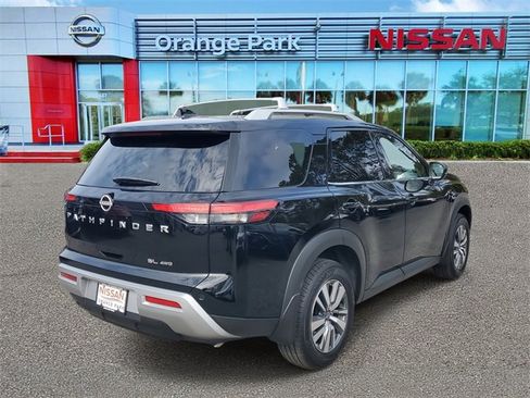 Used 2024 Nissan Pathfinder SL image 2