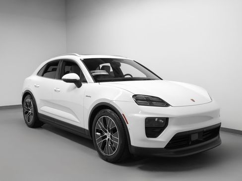 Certified 2025 Porsche Macan 4 Electric AWD/4WD image 10