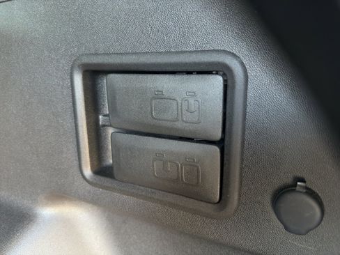 Used 2024 Chevrolet Equinox LT FWD image 37