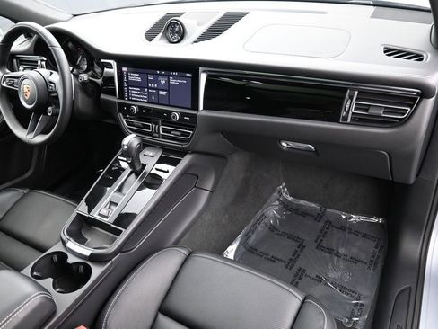 Certified 2025 Porsche Macan AWD/4WD image 30