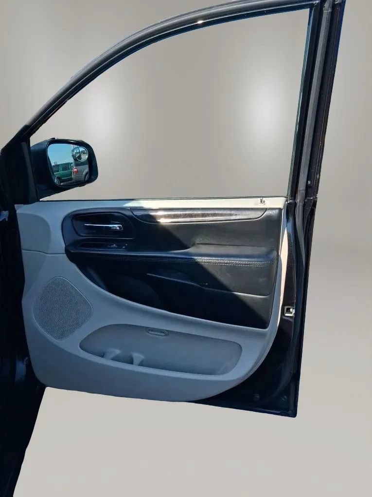 Used 2018 Dodge Grand Caravan SE w/ UConnect Hands-Free Group FWD image 33