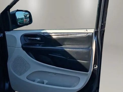 Used 2018 Dodge Grand Caravan SE w/ UConnect Hands-Free Group FWD image 33