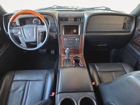 Used 2017 Lincoln Navigator Select image 2