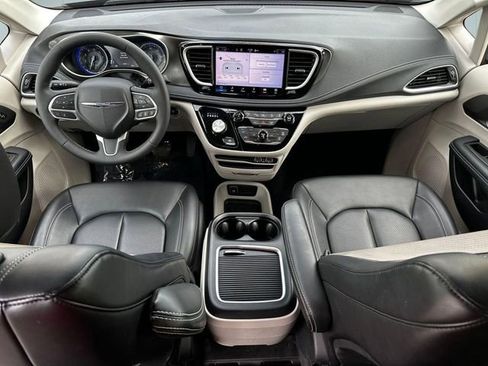 Used 2023 Chrysler Pacifica Touring-L AWD/4WD image 25