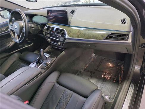 Used 2023 BMW 530e w/ Convenience Package image 23