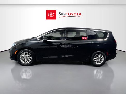 Used 2023 Chrysler Pacifica Touring-L image 7