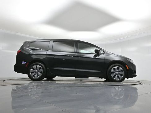 Used 2018 Chrysler Pacifica Limited w/ Advanced Safetytec Group FWD image 48