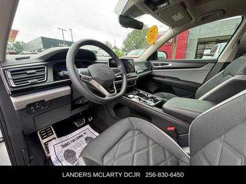 Used 2024 Volkswagen Atlas Peak Edition SE AWD/4WD image 22
