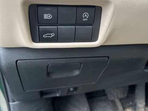 Used 2023 Toyota Highlander XLE image 12