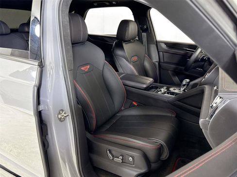 Used 2022 Bentley Bentayga image 32