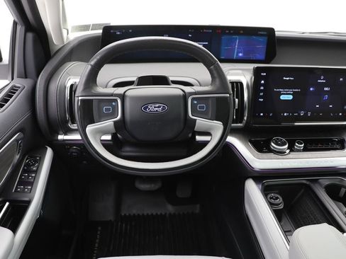 Used 2025 Ford Expedition Max Platinum w/ Platinum Ultimate Package AWD/4WD image 15