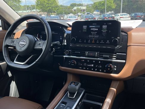 Certified 2024 Nissan Pathfinder Platinum AWD/4WD image 3