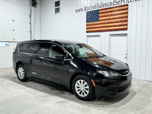 Used 2017 Chrysler Pacifica Touring w/ Tire & Wheel Group image 2