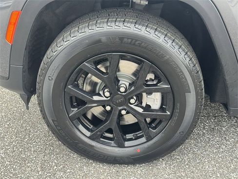 Used 2024 Jeep Grand Cherokee L Laredo image 11