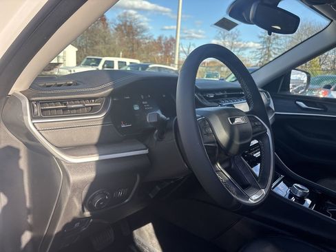 Used 2023 Jeep Grand Cherokee Limited image 20