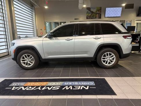 Used 2025 Jeep Grand Cherokee Laredo X RWD image 2
