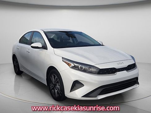 Used 2023 Kia Forte LXS w/ LXS Technology Package FWD image 4