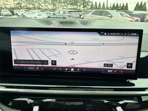 Used 2025 BMW X7 M60i image 30