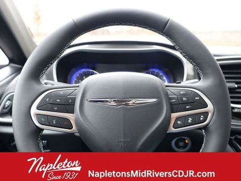 Used 2025 Chrysler Pacifica Select image 13