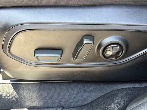 Used 2023 Jeep Grand Cherokee Altitude RWD image 9