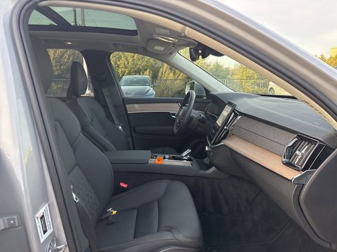 Used 2025 Volvo XC90 B6 Plus image 9