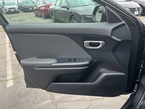 Used 2025 Kia K4 LXS image 18