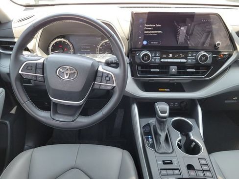 Used 2023 Toyota Highlander XLE AWD/4WD image 10