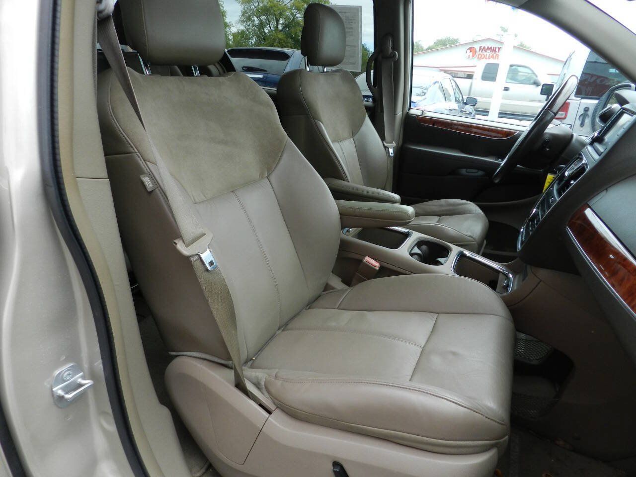 Used 2014 Chrysler Town & Country Limited w/ Luxury Group FWD image 12