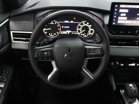 New 2026 Mitsubishi Outlander LE image 21