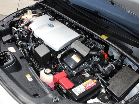 Used 2018 Toyota Prius Prime Premium FWD image 32