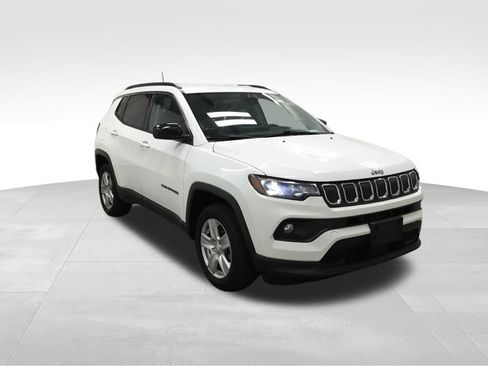 Used 2022 Jeep Compass Latitude w/ Convenience Group AWD/4WD image 3