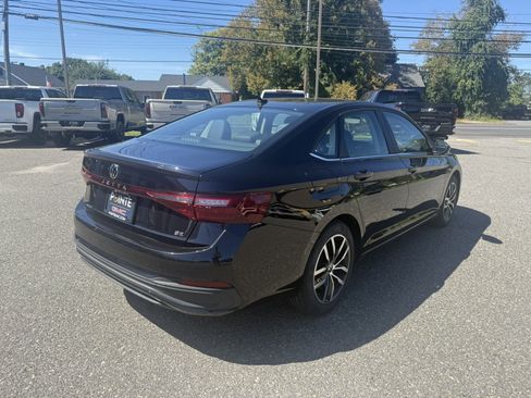 Used 2025 Volkswagen Jetta SE FWD image 3