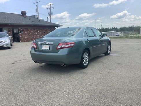 Used 2011 Toyota Camry XLE w/ SE/XLE Extra-Value Pkg FWD image 10