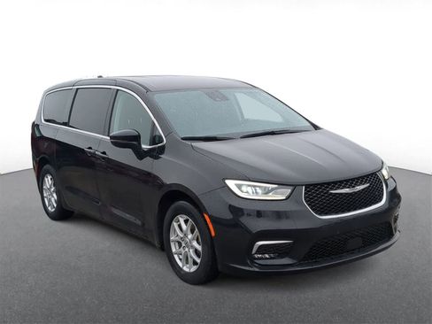 Used 2023 Chrysler Pacifica Touring-L image 2
