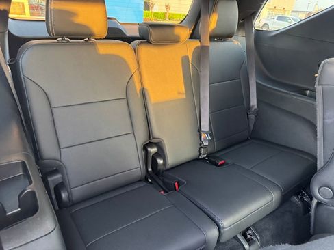 Used 2025 Chevrolet Traverse LT image 13