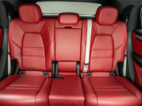 Used 2023 Porsche Cayenne Platinum Edition image 20