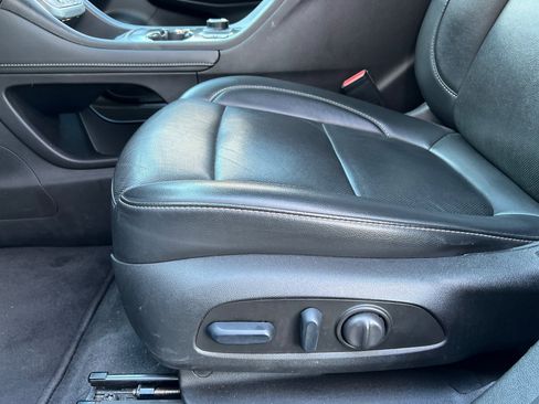 Used 2023 GMC Acadia SLT image 15