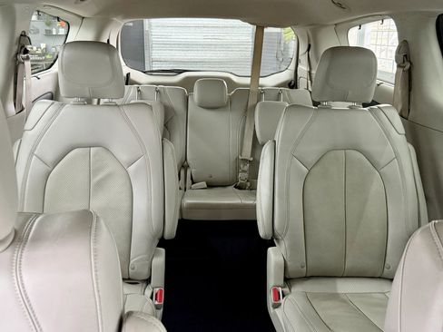 Used 2021 Chrysler Pacifica Touring-L image 17