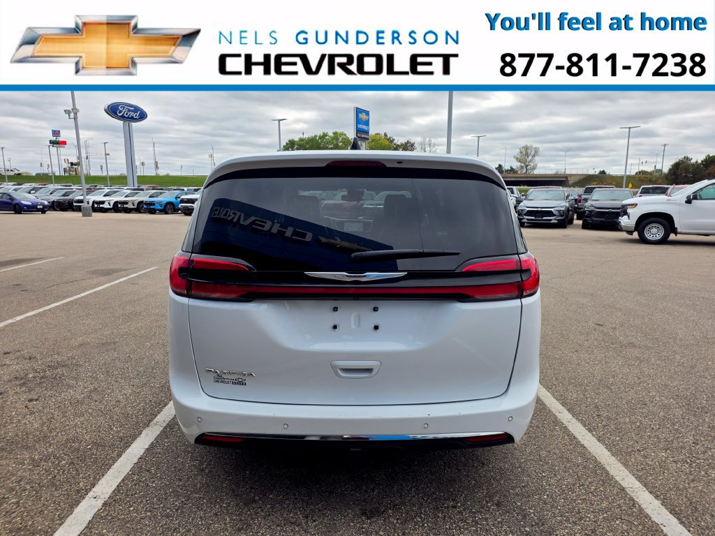 Used 2024 Chrysler Pacifica Touring-L FWD image 6