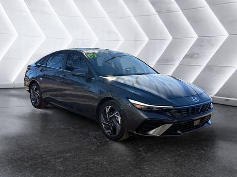 Used 2025 Hyundai Elantra SEL w/ Cargo Package image 1