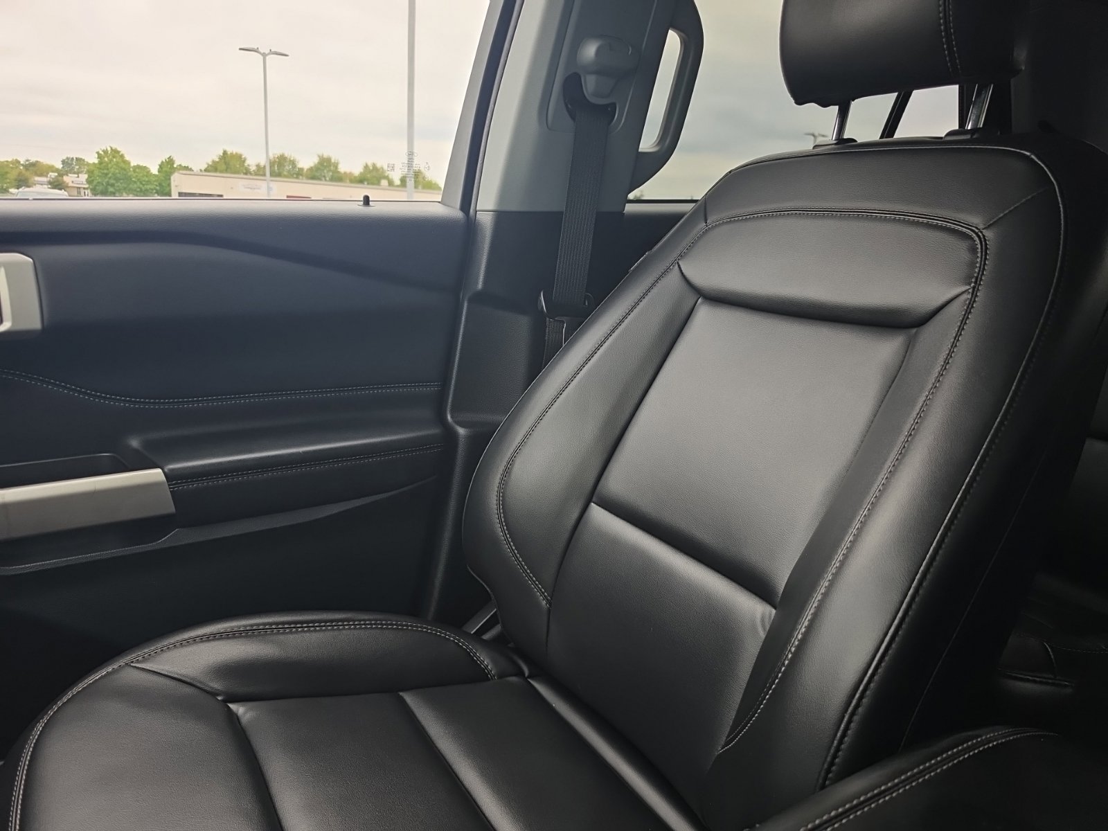 Used 2023 Ford Explorer XLT w/ Equipment Group 202A AWD/4WD image 36